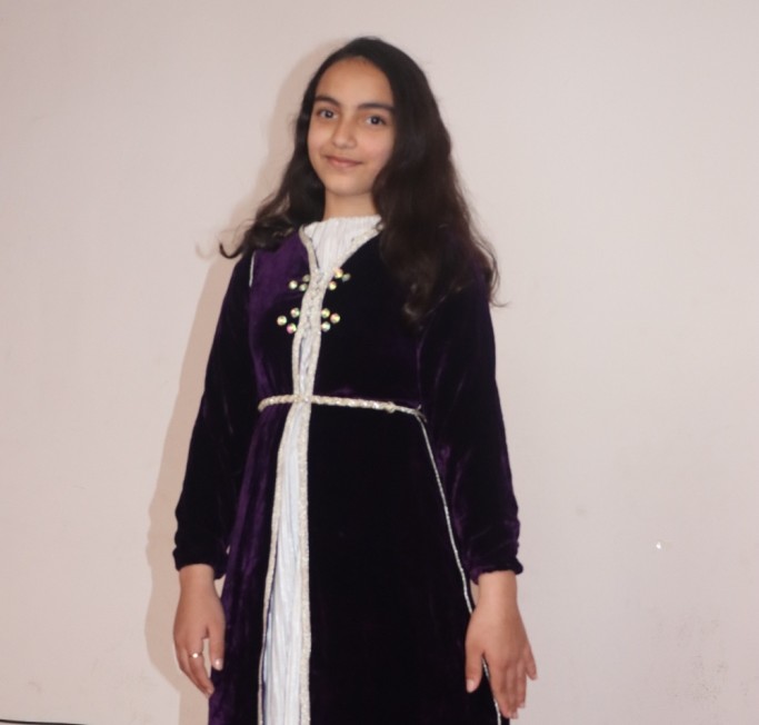 Najat sakhi, élève du collège Al Kastalani portant un caftan lors de la semaine culturelle